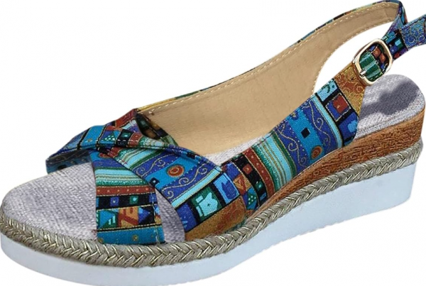 Sepatu Wedges dengan Motif Geometris